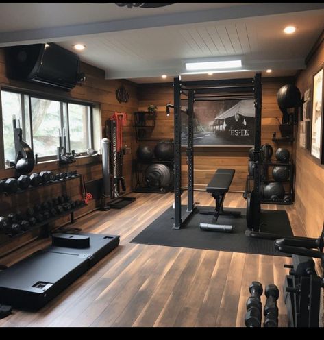 Home Gym Wood Floor, Bedroom Turned Into Gym, Home Gym Floor Plan, House Gym Room, Indoor Gym Ideas, In House Gym, Gym Home Design, Fitness Room Design, Gym Home Ideas