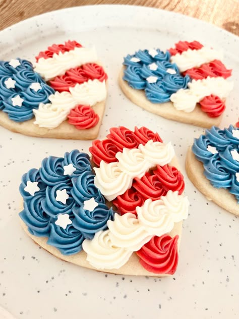 Fourth Of July Cookies Buttercream, 4th Of July Cookies Buttercream, 4th Of July Sugar Cookies Buttercream, 4th Of July Buttercream Cookies, Patriotic Decorated Cookies, Summer Sugar Cookies Buttercream, 4th Of July Bakery Ideas, Red White And Blue Sugar Cookies, July 4th Sugar Cookies