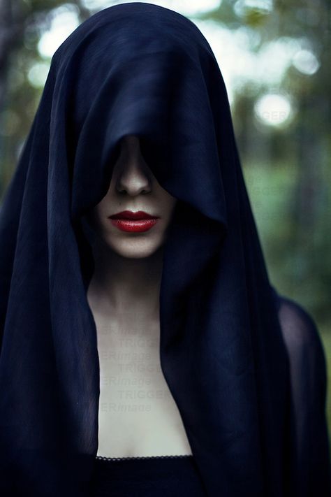 Igni with her hood up Hooded Woman Art, Halloween Photography, Goth Beauty, Halloween Photoshoot, Foto Art, Gothic Girls, Dark Photography, Dark Beauty, Interstellar