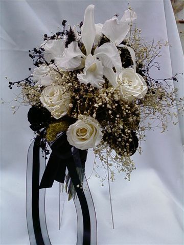 Wedding Bouquets Black And Gold, Black And Gold Wedding Bouquet, Black And Gold Bouquet, Black And Gold Flowers, Cream Wedding Bouquet, Black Rose Bouquet, Prom Flowers Bouquet, Gold Wedding Bouquets, Aesthetic Bouquet