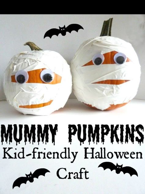 Mummy Pumpkins Kid Friendly Halloween Crafts, Pumpkins Decorated, Décoration Table Halloween, Spooky Halloween Crafts, No Carve Pumpkin, No Carve Pumpkin Decorating, Kid Friendly Halloween, Adornos Halloween, Halloween Mummy