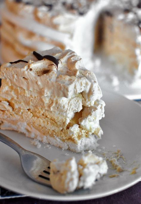 Coffee Meringue Cake - Mogwai Soup Blog Coffee Pavlova, Coffee Meringue, Meringue Cake Recipe, Meringue Recipes, Pavlova Cake, Meringue Pavlova, Meringue Desserts, Meringue Cake, Unsweetened Chocolate