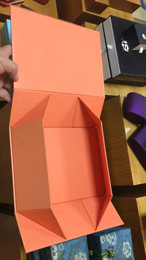 Collapsible Box Diy, Magnet Box Packaging, Magnetic Box Packaging, Paper Origami Diy, Folding Cardboard, Box Bag Packaging, Diy Gift Box Template, Luxury Box Packaging, Kraft Paper Packaging