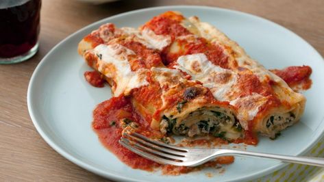 Lasagna Rolls Recipe | Giada De Laurentiis | Food Network Giada Lasagna, Healthy Pasta Recipes Vegetarian, Spicy Pasta Recipes, Lasagna Rolls Recipe, Spring Pasta Recipes, Spring Pasta, Everyday Italian, Tortellini Recipes, Vegetarian Pasta Recipes