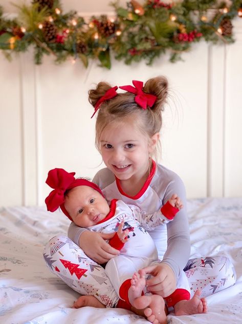 Christmas Newborn Photoshoot With Sibling, Sisters Christmas Photos, Christmas Pictures Kids Sibling, Christmas Sister Photoshoot, Newborn Christmas Pictures With Siblings, Toddler And Baby Christmas Photos, Sister Christmas Photoshoot, Toddler Christmas Pictures, Sibling Christmas Pictures