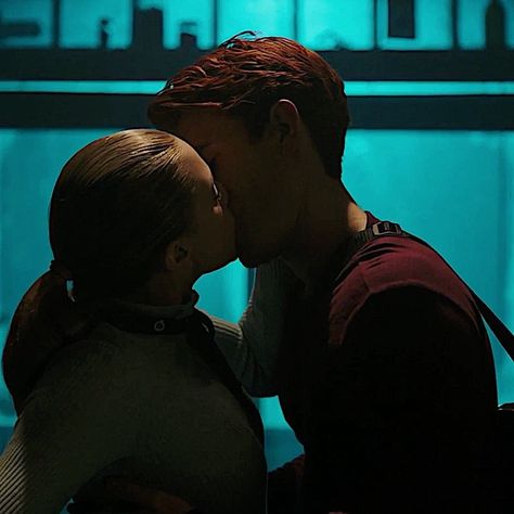 Betty Cooper And Archie Andrews, Riverdale Archie And Betty, Archie Andrews Riverdale, Riverdale Cw, Riverdale Betty, Archie And Betty, Kj Apa, Betty And Jughead, Neymar Football