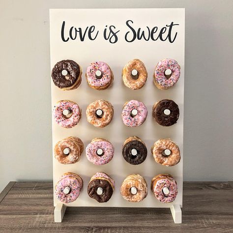 Dessert Wall, Bridal Parties Colors, Diy Donuts, Wedding Donuts, Donut Bar, Catering Display, Donut Wall, Donut Party, Party Essentials