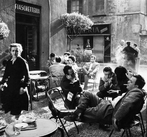 Milán, 1953 (by Ugo Mulas) 1950s Photos, Andre Kertesz, Cafe Society, Black And White Photograph, Vintage Italy, Photography Workshops, Milan Italy, Bw Photo, White Photo