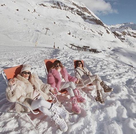 Ski Outfits For Women, Apres Ski Outfit, Apres Ski Outfits, Skiing Aesthetic, Ski Outfits, Ski Aesthetic, Apres Ski Style, Apres Ski Party, Ski Bunnies