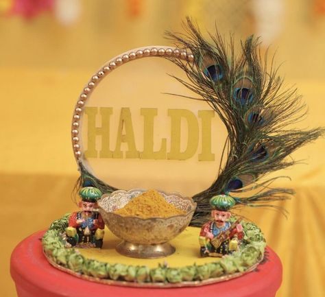 Pithi Thali Decoration Ideas, Plater Decoration Ideas, Haldi Tray Decoration Ideas At Home, Pithi Decoration Thali, Chhab Decoration Indian, Kankotri Decoration Ideas At Home, Haldi Thali Decoration Ideas For Muslims, Haldi Bowl Decoration Ideas, Mehendi Thali Decor Ideas