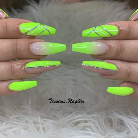 Summer Nails Green Neon, Nail Art Fluo Summer, Green Nails With Gems, Brazil Nails Design, Neon Green Design Nails, Fluro Green Nails, Neon Green Nails Design, Neon Green Nails Almond Shape, Neon Green Ombre Acrylic Nails