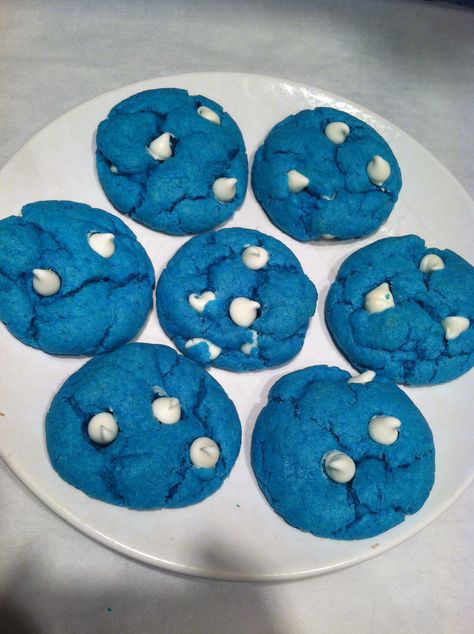 Blue velvet cookies Blue Velvet Cookies, Blue Snacks, Velvet Cookies, Blue Cookies, Candy Drinks, Kawaii Cooking, Tastemade Recipes, Food Babe, Blue Food