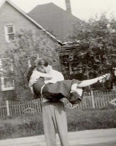 Old Fashioned Love, Vintage Couples, Vintage Romance, Old Love, Jolie Photo, This Is Love, Vintage Pictures, Hopeless Romantic, Vintage Love