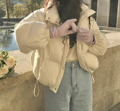 puffer jacket style inspo Puffy Jacket Outfit Aesthetic, Puffy Outfit Winter, Cute Winter Outfits Puffy Jacket, Aesthetic Puffy Jacket, Pastel Puffer Jacket, Aesthetic Coats & Jackets, Outfit Ideas Puffer Jacket, Outfits With Puffy Jacket, White Puffer Jacket Outfit Aesthetic