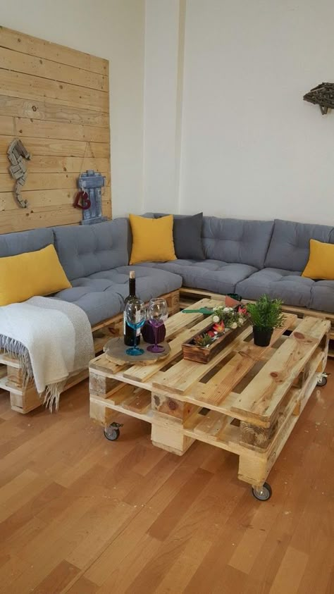 Coffee Table Made From Pallets, Pallet Furniture Outdoor Couch, Wooden Pallet Table, Palette Furniture, Diy Pallet Sofa, Pallet Furniture Designs, Pallet Seating, Tv Stand Decor, Pallet Patio Furniture