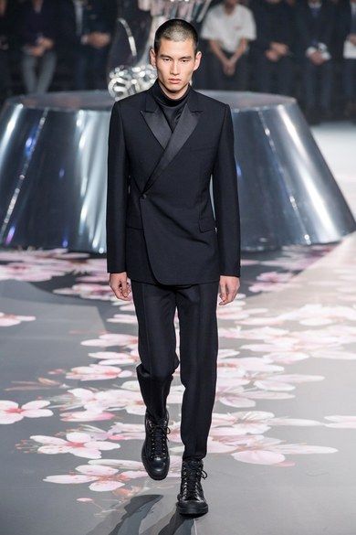 Dior Men Pre-Fall 2019 collection, runway looks, beauty, models, and reviews. Men Costumes, Mens Fashion 2018, Dior Men, Big Men Fashion, Menswear Runway, Male Fashion Trends, Classy Fashion, Men’s Suits, Black Suit