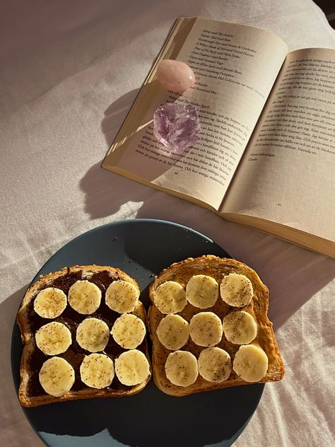 Reading Snacks Aesthetic, Reading Snacks, Pb Toast, Toast Nutella, Nutella Toast, Toast Aesthetic, Banana Toast, Banana Nutella, Reading Aesthetic