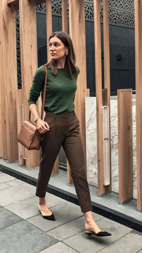 Earthy Office Outfit, New Balance Work Outfit, Winter Outing Outfit, Green Work Outfit, Earth Tone Outfits Casual, Brown Trousers Outfit Women, Brown Trousers Outfit, Minimalist Heels, Forest Green Pants