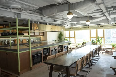 Communal kitchen & dining in the The Nate House - Cohousing in Hong Kong Kitchen Hostel Ideas, Communal Dining Room, Communal Living Homesteads, Communal Kitchen Design, Hong Kong Apartment, Communal Dining, Community Kitchen, Communal Kitchen, Loft Lounge