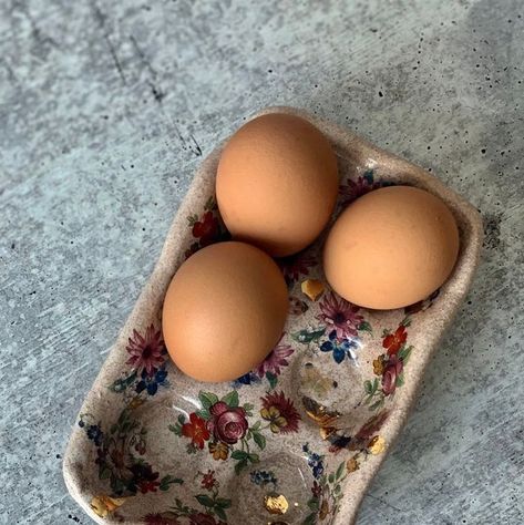 Egg Tray Diy Egg Tray, Egg Tray, Egg Storage Ideas, Diy Ceramic Egg Holder, Diy Ceramic Egg Tray, Egg Clay Tray, Pottery Egg Tray, Egg Holder Ceramic, Ceramic Egg Tray