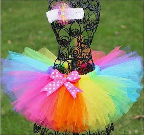 pollera tutu,remera,vincha arcoiris set cumpleaños Tutu Diy, Diy Tutus, Tutu Skirt Kids, First Birthday Tutu, Baby Ballet, Skirt Tutu, Dance Tutus, Polka Dot Headband, Diy Tutu