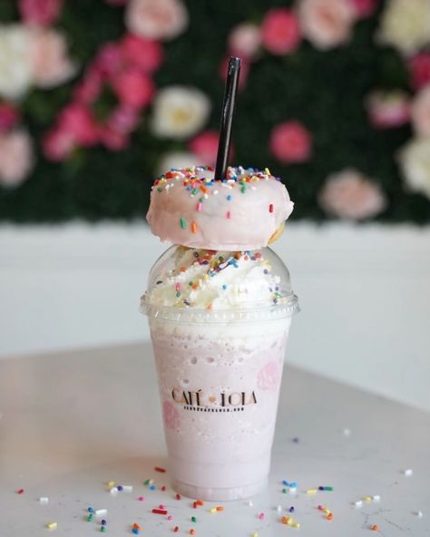 Cafe Food Ideas Coffee Shop, Mini Cafe Ideas, Bakery Drinks, Cafe Lola, Cold Coffee Drinks Recipes, Cafe Drinks, Smoothie Menu, Pink Cafe, Food Cart Design