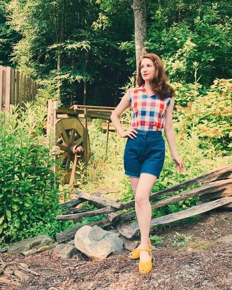 vintage camping and hiking outfit ideas Hiking Modest Outfits, Vintage Outdoorsy Outfits, Vintage Camping Outfit, Vintage Summer Camp Outfits, 1940s Hiking Outfit, Retro Summer Camp Outfits, 1950s Camping Clothes, Glamping Outfits For Women, Vintage Hiking Outfit