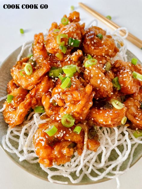 Chinese Crispy Honey Prawns are finger-licking good! It tastes crispy, sweet, and juicy with amazing honey flavor. Honey Prawns, Crispy Prawns, Chinese Honey Chicken, Perfect Snacks, Honey Shrimp, Fried Rice Noodles, Crispy Chips, Chinese Cooking Wine, Prawn Recipes