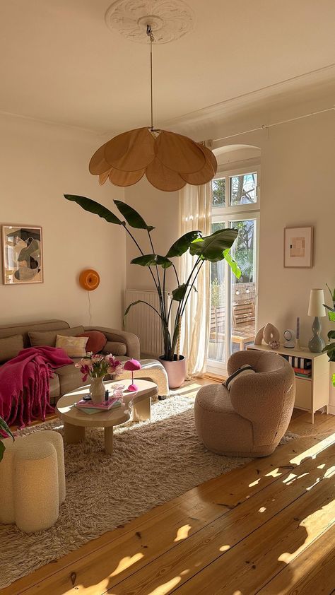 Cute Earthy Living Room, Room Inspo Kitchen, Small Apartment Home Decor, Happy Apartment Decor, Vaulted Ceiling Living Room Apartment, Glam Apartment Aesthetic, Italy Inspired Home Decor, Colorful Vintage Apartment, Colorful Modern Apartment