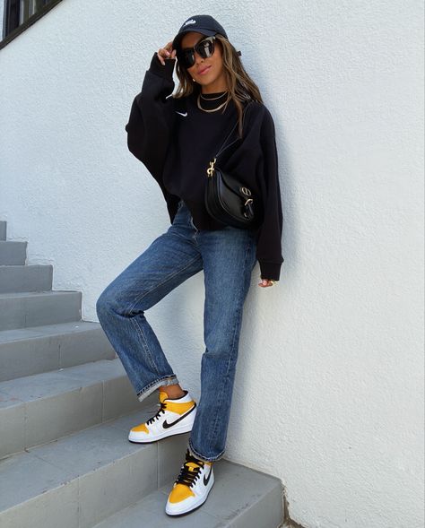 Nike sweatshirt outfit and air Jordan 1s Bright Sneakers Outfit, Hightop Sneaker Outfits Women, Hightop Sneaker Outfit, Nike Sweatshirt Outfit, Outfits With High Tops, High Top Sneakers Outfit, High Tops Outfit, Sneaker Outfits Women, Stile Hijab