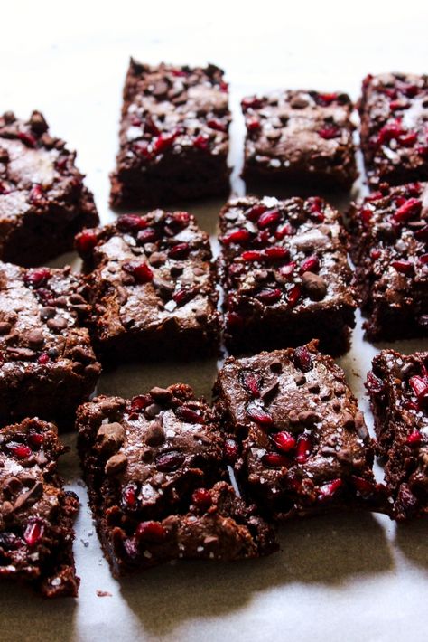 Pomegranate Brownies, Pomegranate Desserts, Pomegranate Dessert, Aphrodisiac Foods, Pomegranate Recipes, Brownie Toppings, Gluten Free Brownies, Cacao Nibs, Brownie Recipes