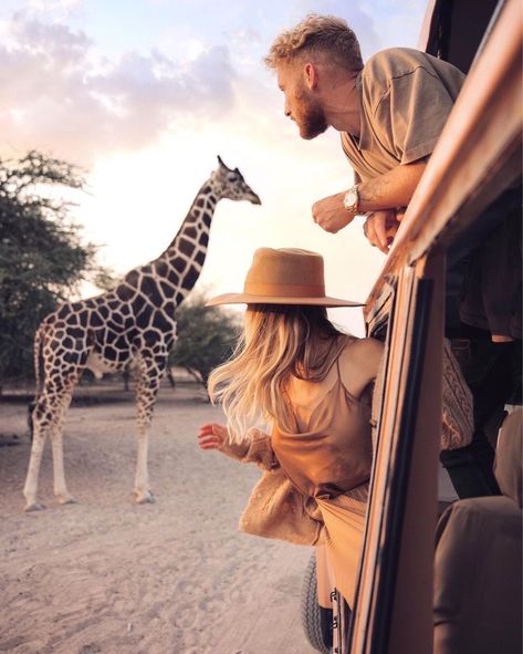 Safari Outfits, Africa Do Sul, Travel Photography Inspiration, Foto Poses, Beautiful Places In The World, Africa Travel, Giraffes, Travel Goals, Wanderlust Travel