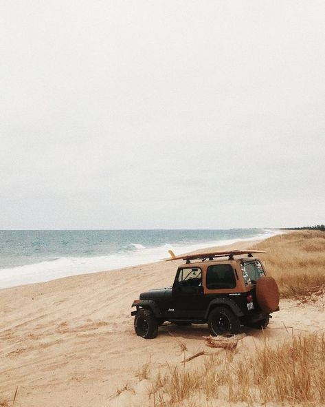 Jeep Van Life, Beach Jeep, Cj Jeep, Surf Aesthetic, Vintage Jeep, Beach Cars, Surf Lifestyle, Mitsubishi Eclipse, Pretty Cars