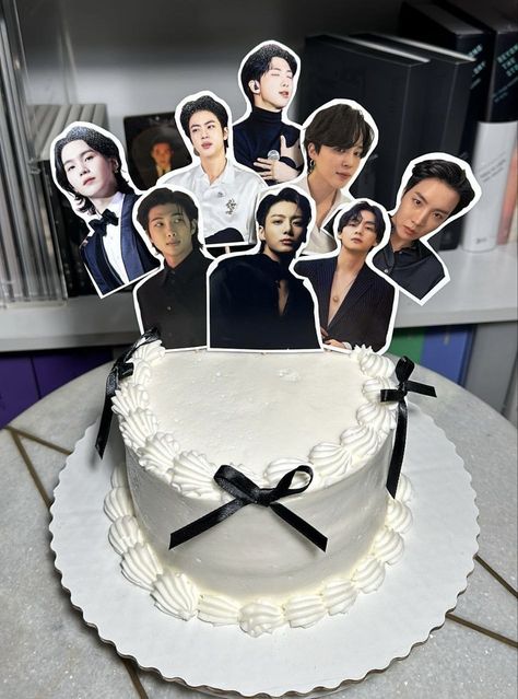 Twice Cake Ideas, K Pop Cake Ideas, Kpop Birthday Ideas, Kpop Bday Cake, Kpop Party Ideas, Bts Cake Birthday Ideas, Jungkook Cake Ideas, Bts Inspired Cake, Jungkook Cake