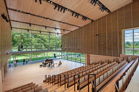 Auditorium Architecture, Red Oak Tree, Auditorium Design, Music Learning, Wooden Barn, Music School, Natural Ventilation, Music Hall, Salou