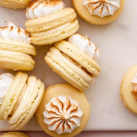 Banana Macarons, Pie Macarons, Best Macaron Recipe, Banana Creme Pie, Cambrea Bakes, Macaron Ideas, Yellow Desserts, Lemon Icebox Cake, Recipes Unique