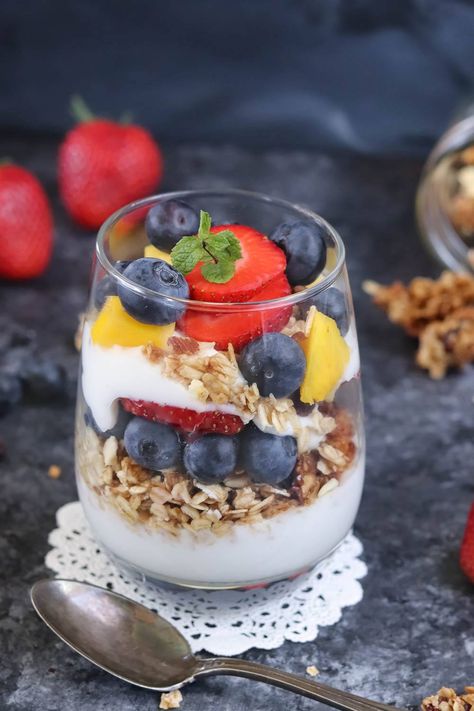 Energize your day with a Homemade Berrylicious Granola Parfait that is loaded with wholesome ingredients and fresh fruits. A perfect morning breakfast you'll definitely love! #parfait #breakfast #breakfastmadeeasy #granola #granolacups #glutenfree #vegan #glutenfreeparfait #veganparfait #vegangranolaparfait Breakfast Parfait, Fruit And Yogurt, Granola Parfait, Vegan Granola, Parfait Breakfast, Fruit Parfait, Parfait Recipes, Yogurt Parfait, Homemade Granola