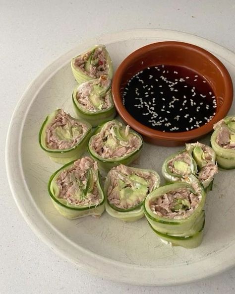 Easy Cold Appetizers & Finger Foods For Summers Parties & Picnics - RecipeMagik Cucumber Sushi, Sommer Mad, Healthy Lunch Snacks, Healthy Food Menu, Makanan Diet, Healthy Food Dishes, Healthy Lifestyle Food, Healthy Food Motivation, Think Food