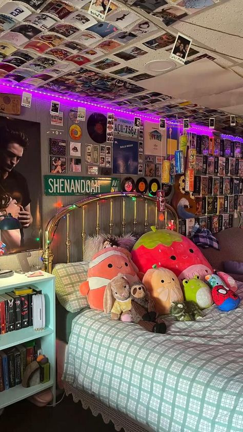 90s Theme Room Decor, Colorful Grunge Room, Room Inspo Grunge Y2k, Bedroom Ideas Y2k Grunge, Maximalist Teen Bedroom, Edgy Teen Room, Skater Girl Room Ideas, Y2k Grunge Room, Pothead Bedroom Decor