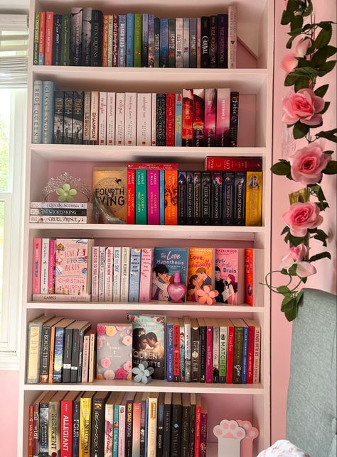 Pretty Bookshelves, Pink Bookshelves, Bookshelf Aesthetic, Bookshelf Inspiration, Dream Library, Bookshelf Organization, Book Room, Bookshelf Styling, Book Corners