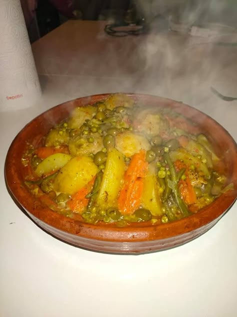 Cordero con verduras Moroccan Dishes, Moroccan Food, Fair Food Recipes, Everything Is Awesome, Food Obsession, Popular Videos, Sweet Snacks, Food Dishes, Love Food