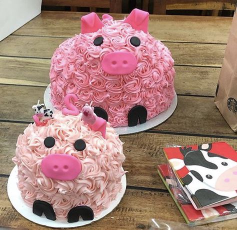 First Birthday Pig Theme, Pig Smash Cake 1st Birthdays, Piggy Birthday Party, Piggy Birthday, Piglet Birthday, Birthday Cakes Girls Kids, Pig Birthday Theme, Pig Birthday Cakes, Farm Animals Birthday Party