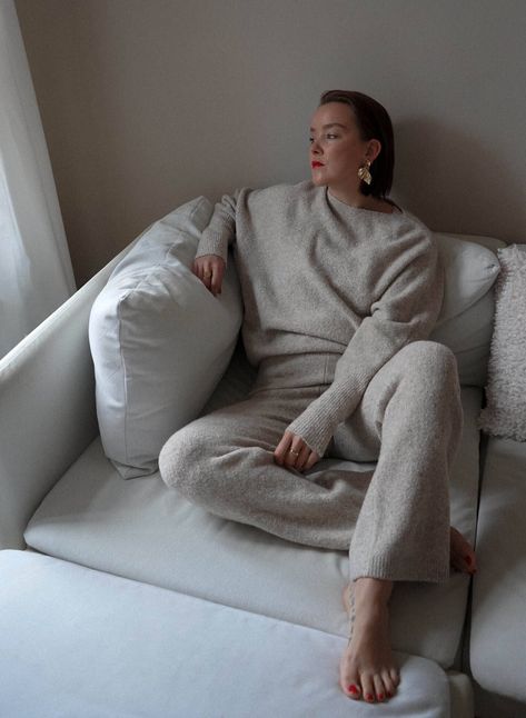 Red Lipstick Outfit, Sweater Set Outfits, Lounge Wear Outfit, Homewear Outfit, Casual Home Outfits, Gucci Tights, Cosy Sweater, Cosy Outfit, Loungewear Outfits