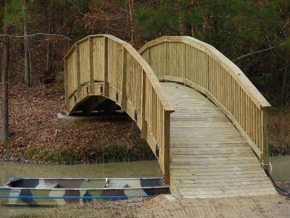 Bridge Over Creek, Building A Dock, Pond Bridge, Arched Bridge, Bridge Structure, Wood Arch, Arch Bridge, Wooden Bridge, Bridge Design