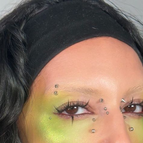 ROWI SINGH⚡️🌻 on Instagram: "🍏 Studded apple cheeks 🍏  tysm @charli_xcx for the inspo 😌😌😌😌😌" Apple Makeup Look, Charli Xcx Makeup, Green Grunge Makeup, Apple Makeup, Apple Cheeks, Cheek Makeup, Baby Fashionista, Green Makeup, Halloween 2024