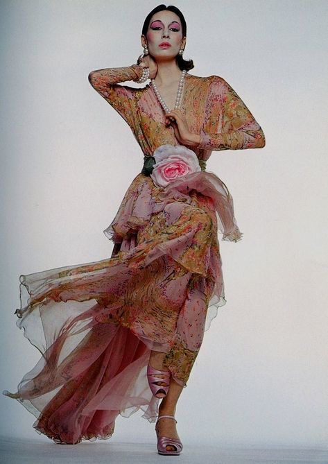 History Lovers Club on Twitter: "1972, Anjelica Huston in Valentino… " Anjelica Houston, Angelica Huston, Valentino 2017, Anjelica Huston, Fashion 1970s, Fashion 70s, Vintage Valentino, 1970's Fashion, Patrick Demarchelier