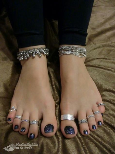 Glitter Toe Nails, Bridal Foot Jewelry, Silver Anklets Designs, Toe Ring Designs, Hand Jewelry Rings, Anklet Designs, Lucky Jewelry, Ankle Jewelry, Cute Toes