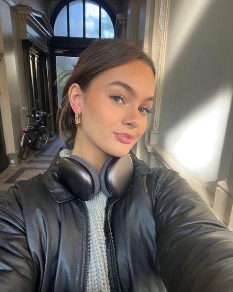 Black Air Max Headphones, Airpods Max Black Aesthetic, Black Airpods Max Aesthetic, Air Pods Max Aesthetic, Euro Aesthetic, Emma Aurora, Headphone Outfit, Airpod Max, Cute Headphones