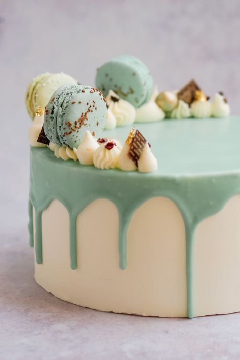 Green Cake With Macarons, Gold Macaron Cake, Birthday Cake With Macarons On Top, Macaroon Cake Decoration, Macaroons Cake Decoration, Macaron Cake Decoration, Cake With Macarons On Top, Gold Macaron, Types Of Birthday Cakes