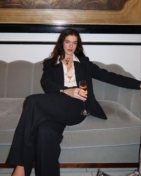 Brunette girl wearing a suit Elegant Going Out Outfits Night, Suits For Women Summer, Ralph Lauren Event, Ralph Lauren Suit Women, Vintage Office Fashion, Ysl Vibes, Ralph Lauren Fashion, Ysl Style, Vintage Look